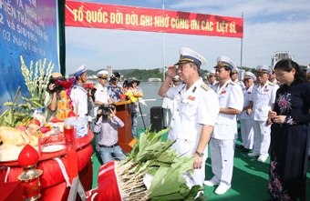 Tưởng niệm các anh hùng, liệt sĩ hy sinh
trong chiến thắng trận đầu của Hải quân Việt Nam