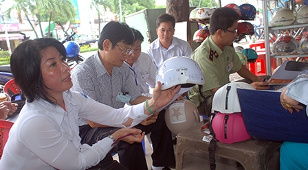 Tạm giữ hàng trăm mũ bảo hiểm chưa xuất trình hóa đơn, chứng từ và giấy công bố chất lượng sản phẩm