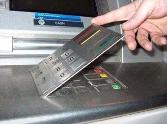 Làm thế nào để tự bảo vệ
khi giao dịch tại các máy ATM ?