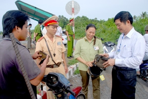 Nhắc nhở hàng chục người điều khiển mô tô,
xe gắn máy vi phạm đội mũ không phải mũ bảo hiểm