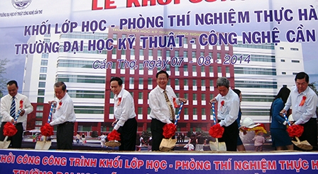 Khởi công xây dựng công trình “Khối lớp học, phòng thí nghiệm thực hành”