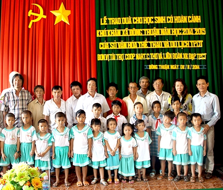 Trao học bổng cho học sinh nghèo hiếu học