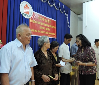 NINH KIỀU: Tặng 100 phần quà cho nạn nhân chất độc da cam