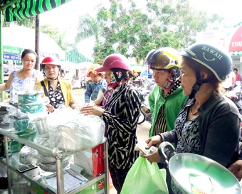 Phiên chợ “Hàng Việt về nông thôn” tại huyện Đông Hải, tỉnh Bạc Liêu thu hút hơn 12.600 người đến tham quan, mua sắm