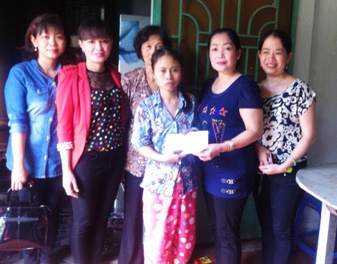 Trao tiền từ thiện