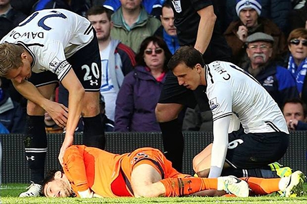 Bảo vệ cầu thủ bị chấn thương đầu