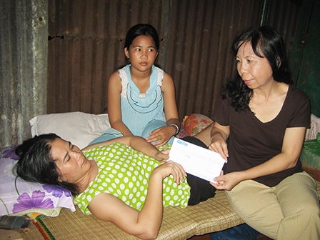 Trao tiền từ thiện