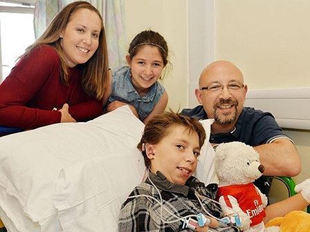 Cậu bé được ghép tai từ sụn xương sườn