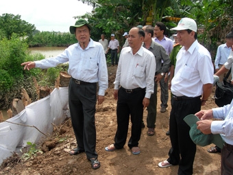 Tập trung thực hiện nhiều biện pháp bảo vệ đê bao, hạn chế sạt lở tại các cồn trên sông Hậu