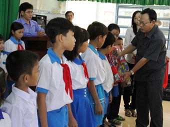 1.795 phần quà cho học sinh nghèo vượt khó