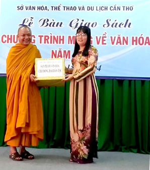 Bàn giao trên 1.100 quyển sách cho các thư viện
quận, huyện và chùa Khmer