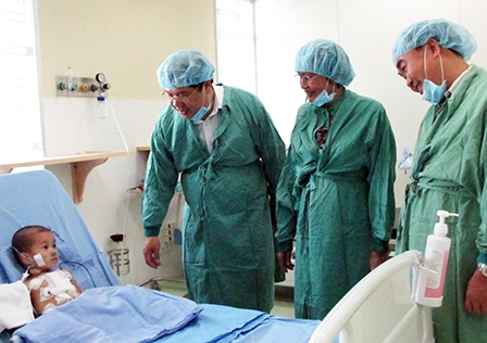 Đồng chí Phạm Gia Túc thăm trẻ em phẫu thuật tim