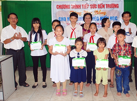 Trao học bổng, quà cho học sinh nghèo hiếu học