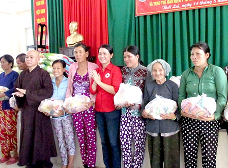 Tặng 340 phần quà và 2.000 quyển tập cho hộ dân, học sinh
có hoàn cảnh khó khăn