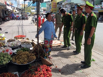 Tích cực phối hợp giữ gìn trật tự đô thị