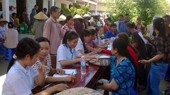 Khám bệnh, cấp thuốc miễn phí cho người dân