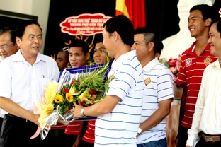 Mừng công đội bóng đá XSKT Cần Thơ