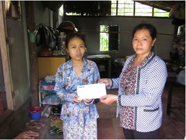 Trao tiền từ thiện