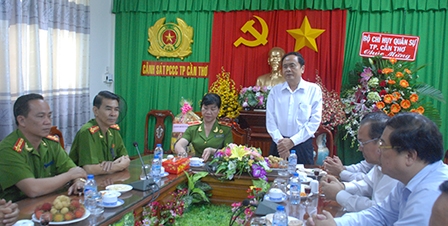 Lãnh đạo thành phố thăm, chúc mừng
các cơ quan, đơn vị Công an nhân dân