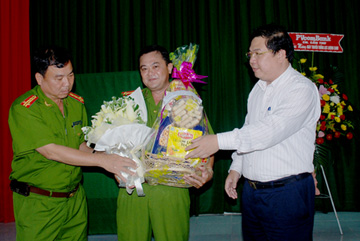 LÃNH ĐẠO THÀNH PHỐ THĂM, CHÚC MỪNG CÁN BỘ,
CHIẾN SĨ PHÒNG CẢNH SÁT BẢO VỆ VÀ CƠ ĐỘNG