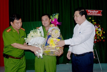 LÃNH ĐẠO THÀNH PHỐ THĂM, CHÚC MỪNG CÁN BỘ,
CHIẾN SĨ PHÒNG CẢNH SÁT BẢO VỆ VÀ CƠ ĐỘNG