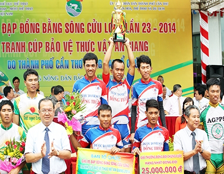 Lê Văn Duẩn đoạt áo vàng và áo xanh