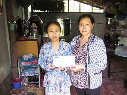 Trao tiền từ thiện