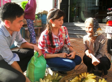 Trao tiền từ thiện