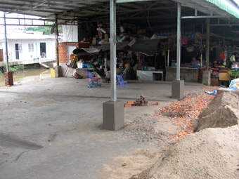 Nâng cấp các chợ, hạn chế buôn bán 
lấn chiếm gây mất an toàn giao thông