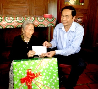 Bí thư Thành ủy thăm các gia đình chính sách
ở xã Trường Long