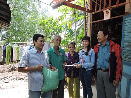 Trao tiền từ thiện