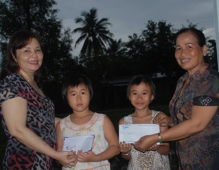 TRAO TIỀN TỪ THIỆN