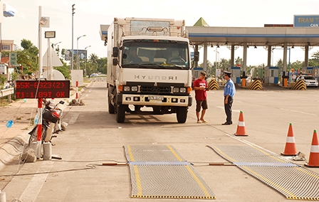 Tuyên truyền, giáo dục đi kèm kiểm tra, xử lý nghiêm việc chở hàng hóa quá tải
