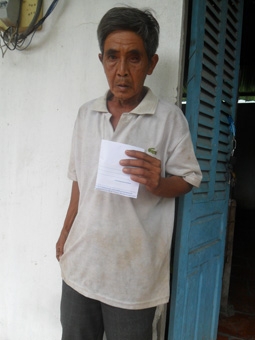 Trao tiền từ thiện