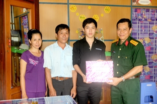 Kiểm tra công tác chuẩn bị
tuyển quân tại huyện Cờ Đỏ