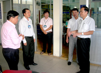 Đồng chí Bí thư Thành ủy kiểm tra đột xuất
việc chấp hành giờ giấc làm việc của cán bộ, công chức