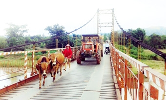 Làng Ba Na bên dòng sông chảy ngược