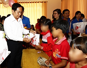 Lãnh đạo Thành ủy, UBND TP Cần Thơ vui Tết Trung thu cùng thiếu nhi