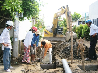 HUY ĐỘNG SỨC DÂN ĐẨY NHANH TIẾN ĐỘ THI CÔNG CÁC KHU THU NHẬP THẤP