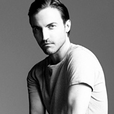 Nicolas Ghesquière - mạo hiểm để thành công