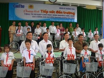 Báo Cần Thơ tổ chức trao xe đạp và tập cho 20 học sinh nghèo, hiếu học xã Trường Long, huyện Phong Điền