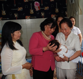 Phó Chủ tịch nước Nguyễn Thị Doan đến thăm, tặng quà Trung thu cho trẻ em ở Trung tâm Công tác xã hội TP Cần Thơ