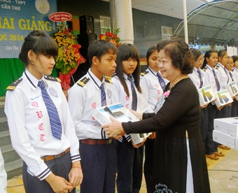 Nguyên Phó Chủ tịch nước Trương Mỹ Hoa 
dự khai giảng Trường Quốc Văn Cần Thơ