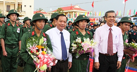 Long trọng tổ chức tiễn đưa 800 thanh niên ưu tú
lên đường xây dựng và bảo vệ Tổ quốc