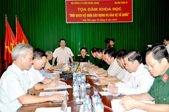 TỌA ĐÀM KHOA HỌC CHỦ ĐỀ “MỐI QUAN HỆ
GIỮA XÂY DỰNG VÀ BẢO VỆ TỔ QUỐC”