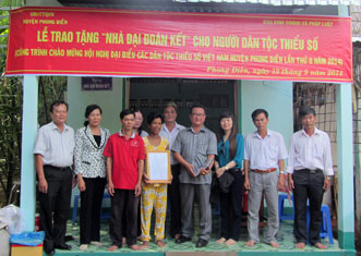 Trao tặng nhà Đại đoàn kết cho hộ dân tộc KHo