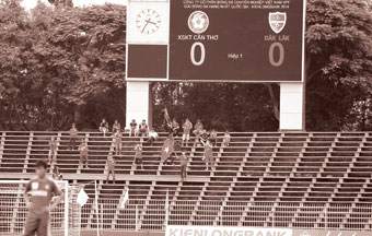 Cần sự thay đổi từ khán đài