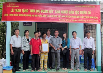 Trao tặng nhà Đại đoàn kết cho hộ dân tộc KHo