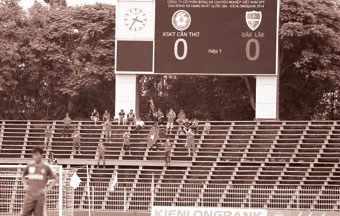 Cần sự thay đổi từ khán đài