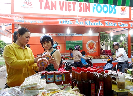 Thu hút 10.800 người tham quan, mua sắm